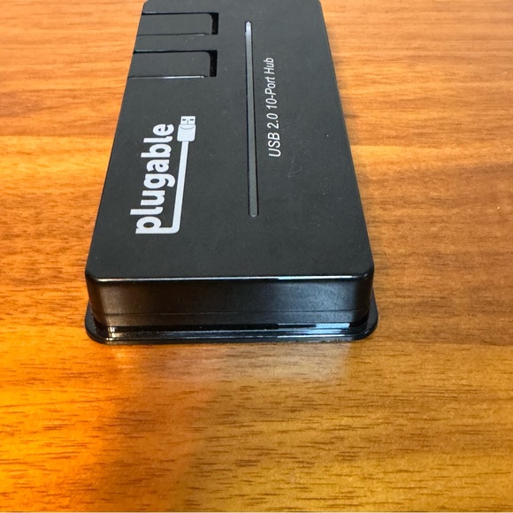 Plugable USB 2.0 10-Port High Speed Hub with Power Adapter and Two Flip-Up Ports - Picture 4 of 9